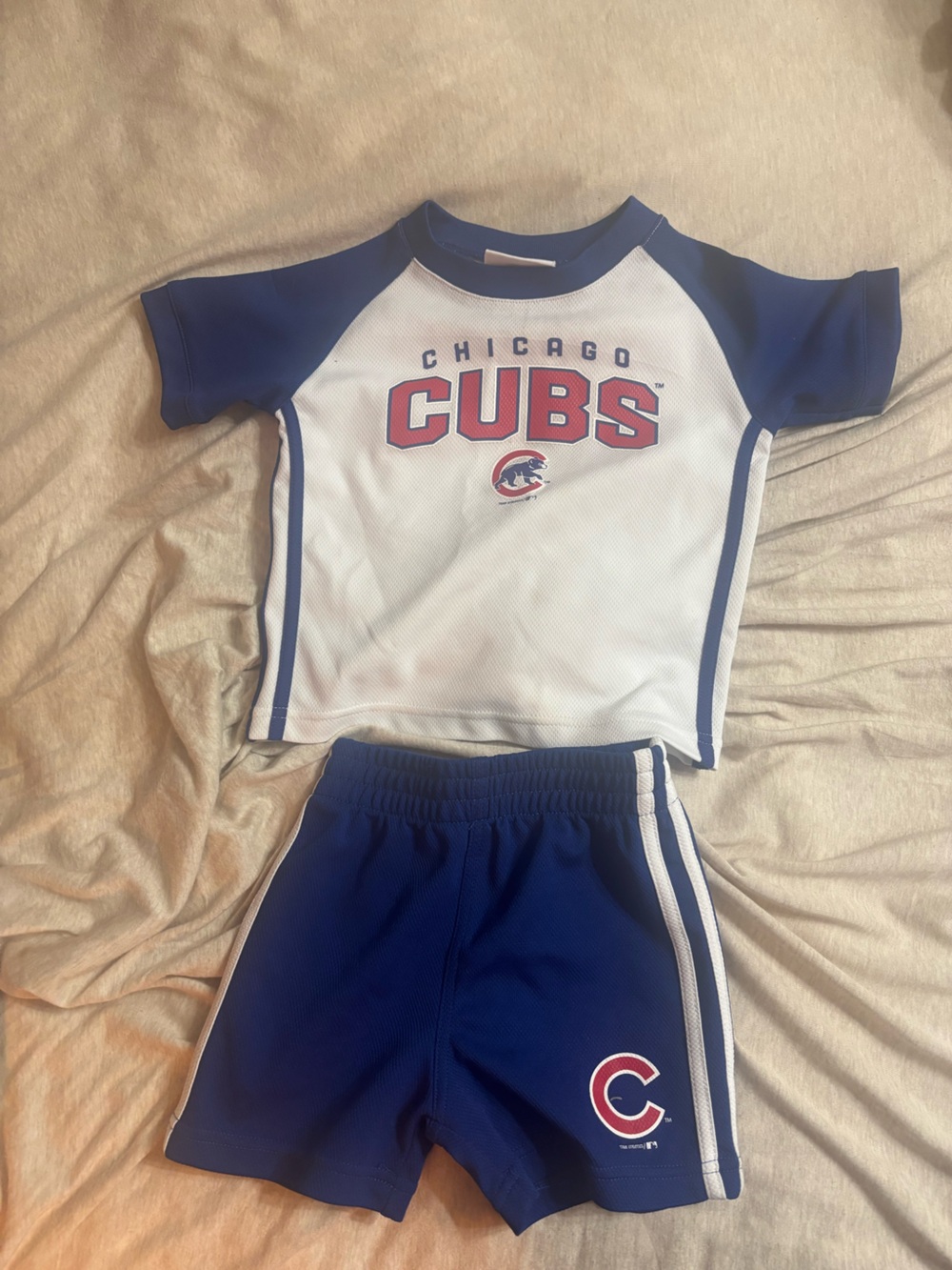 Official Chicago Cubs short set 18 months